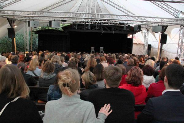 Letní scéna_diváci a jeviště